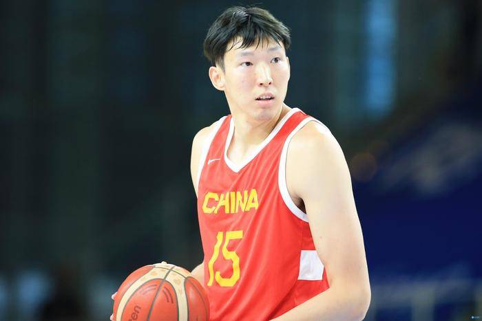 第41分钟，弗鲁米嫩塞开出左路角球至禁区内，阿里亚斯前点甩头攻门，球被门将埃德森扑出！